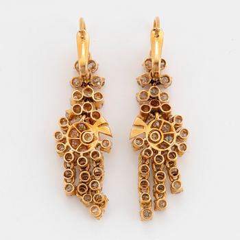 18K gold and brilliant-cut diamond earrings.