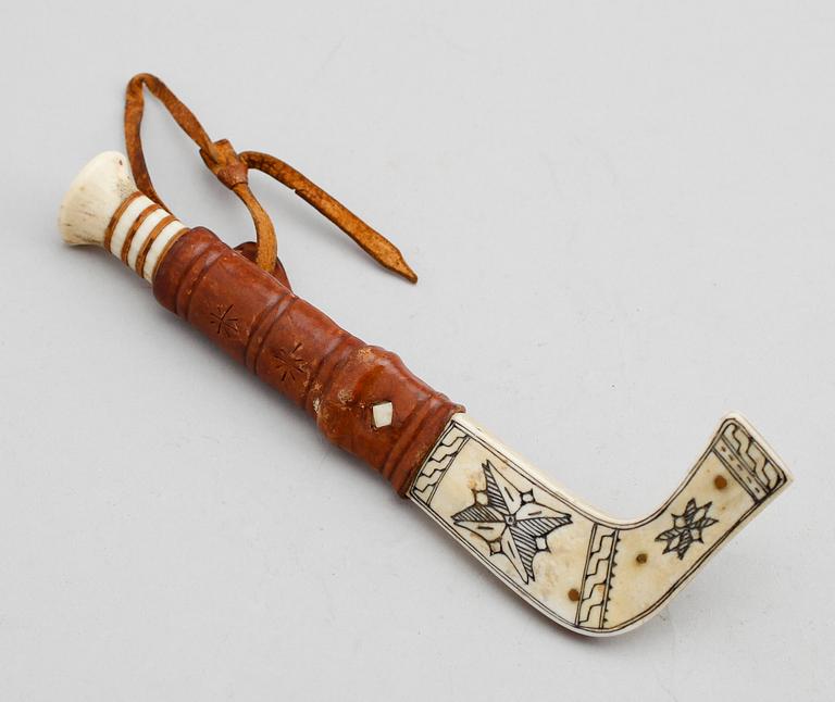 SAMEKNIV, ben och läder, signerad P Poggats.