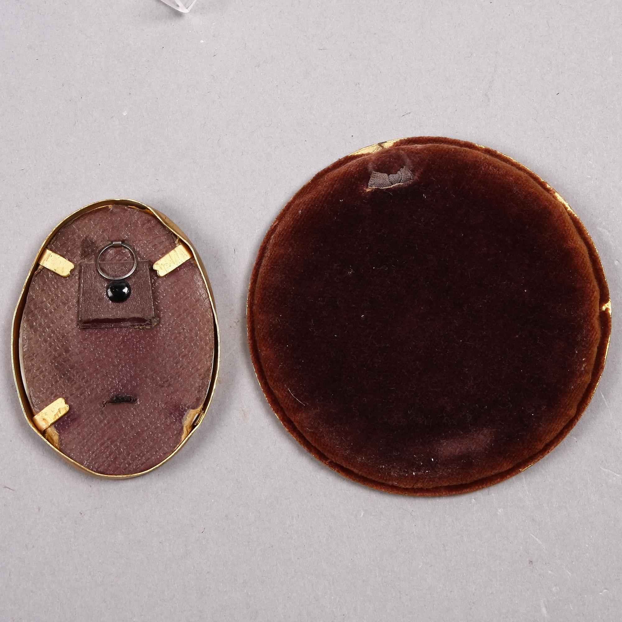 MINIATYRER, 2 st, en med sign, sent 1800-TAL.