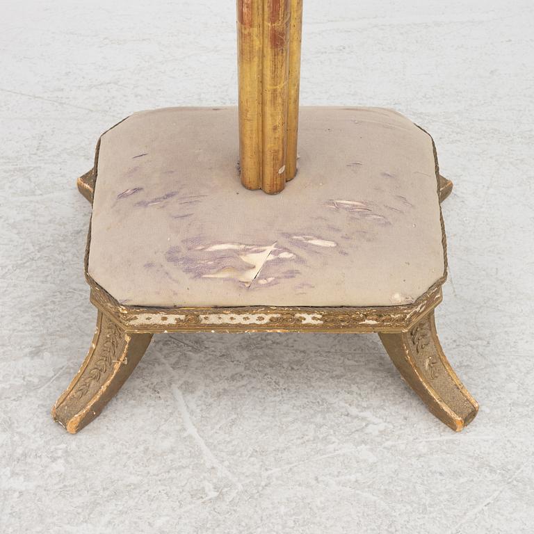 Brasskärm med fotpall, omkring 1900.