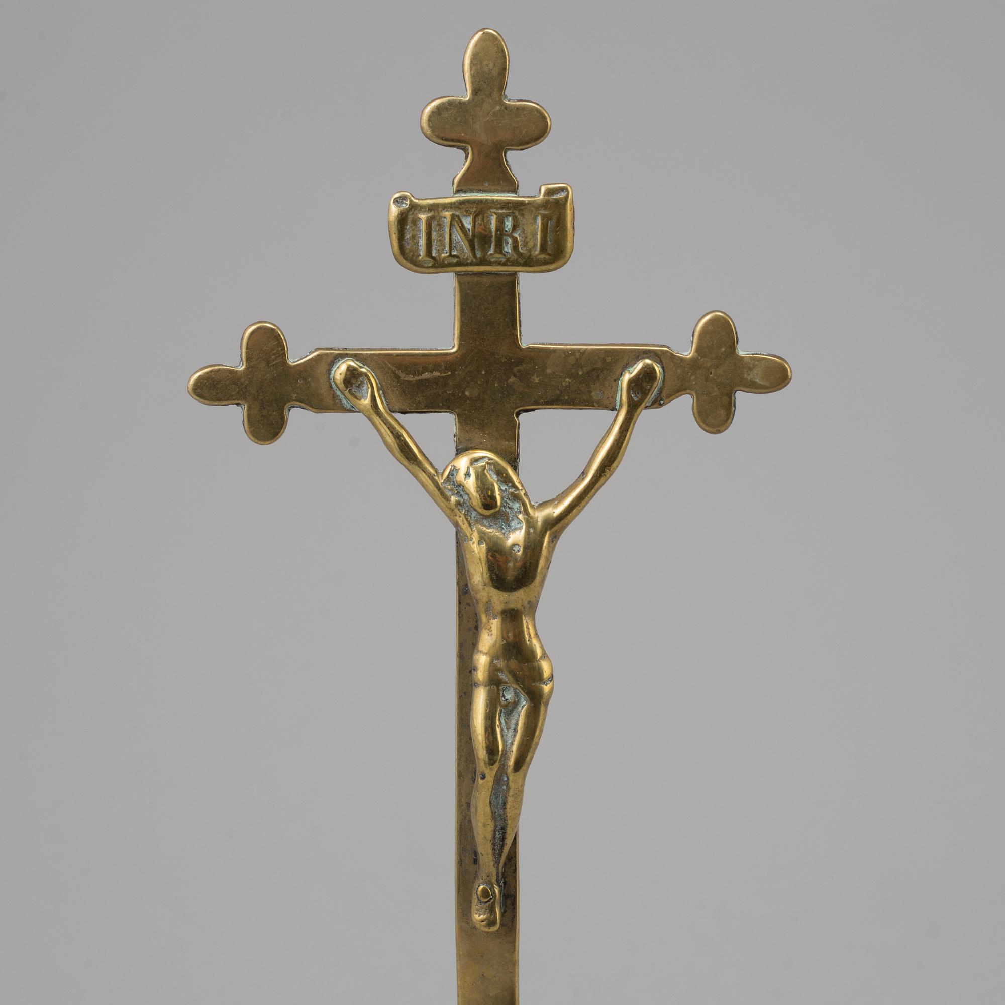 A 19TH CENTURY BRONZE CRUCIFIX.