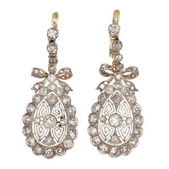 A PAIR OF EARRINGS, 18K gold, old cut diamonds c. 3.8 ct. early 1900 s. Weight 10,5 g.