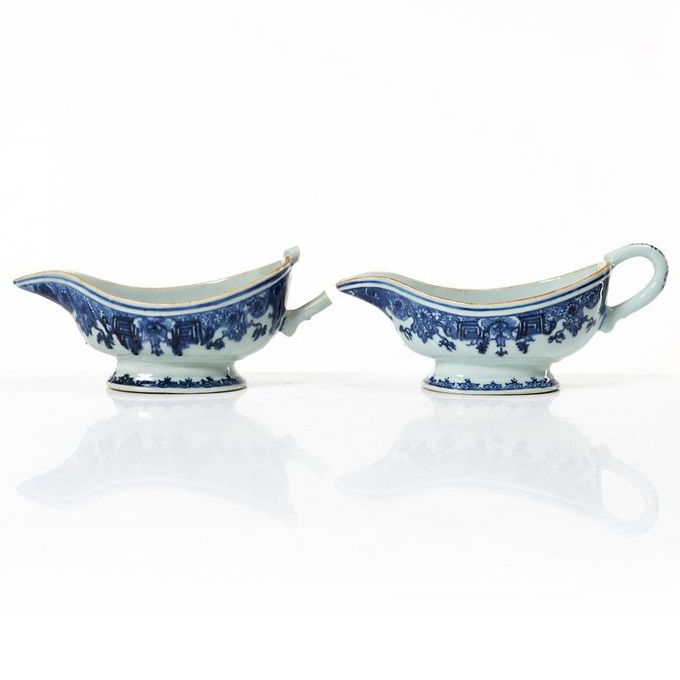 A pair of Chinese blue and white porcelain sauce boats, Qing dynasty, Qianlong (1736-95).