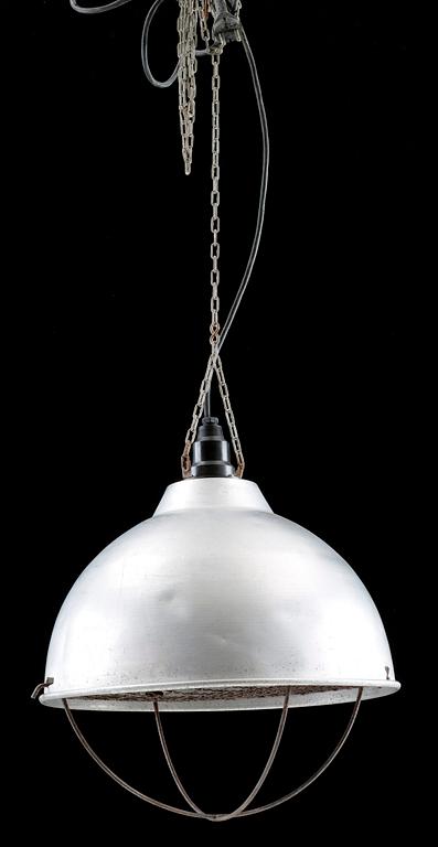 INDUSTRILAMPA, metall, 1900-talets andra hälft. Diam 40.