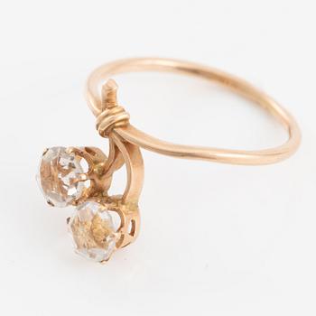 Ring, 14K guld med vita stenar.