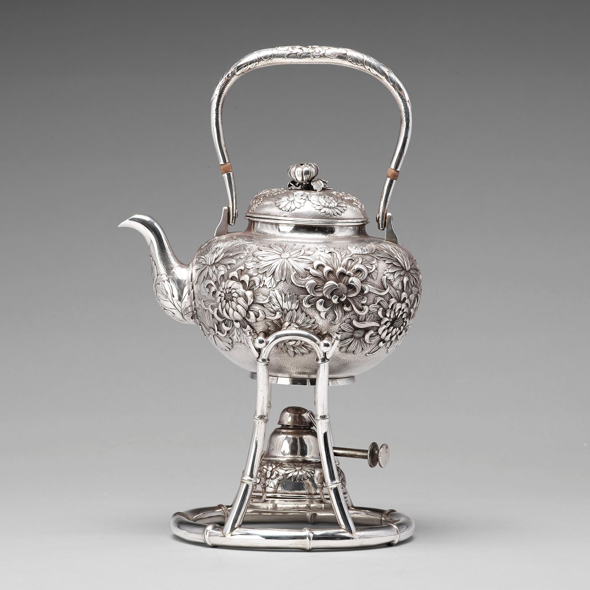 TEKANNA med VÄRMESTÄLL, silver. Japan, märkt  Samurai Shokai, Yokohama, Sterling.