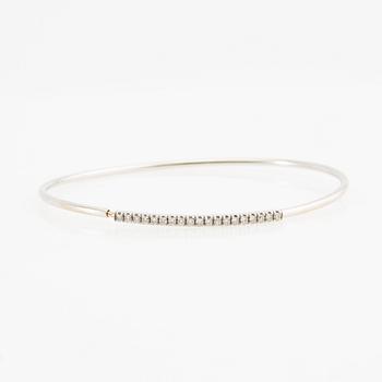 Armring, 18K vitguld med runda briljantslipade diamanter.