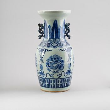 VAS, porslin, Kina, sannolikt 1900-tal.