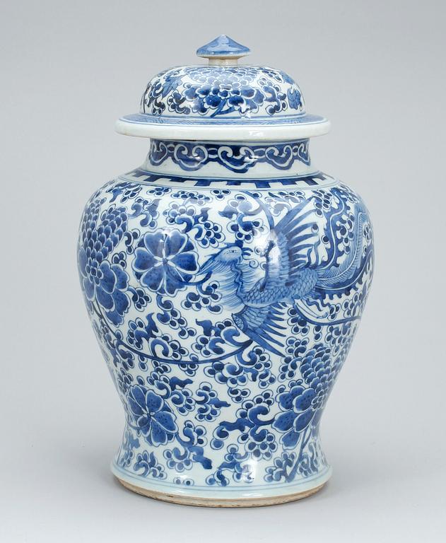 URNA med LOCK, porslin, Kina, Kangxi-stil, 1900-tal.