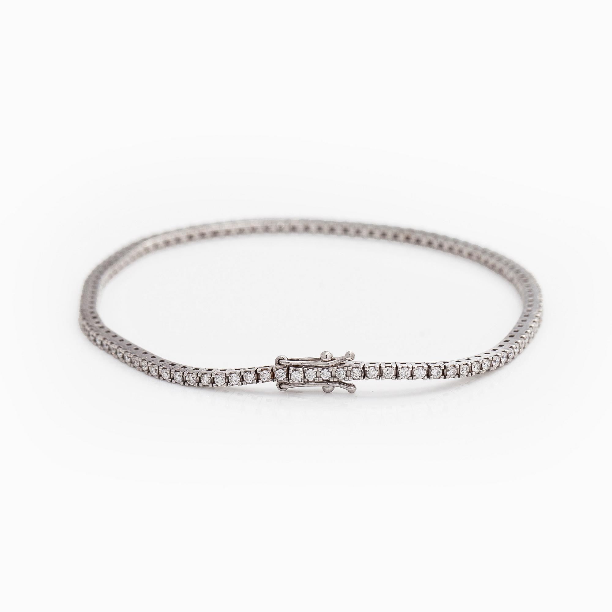 Tennisarmband, 18K vitguld och briljantslipade diamanter.