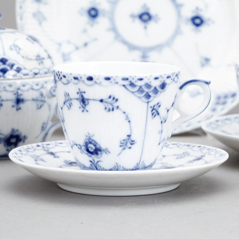 KAFFESERVIS, 48 delar, porslin, "Musselmalet" Royal Copenhagen.