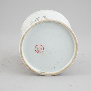 A Chinese porcelain brush pot, 20th century.