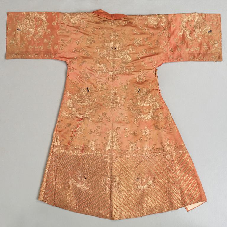 A ROBE, embroidered silk, height 131 cm, China late Qing dynasty (1644-1912).
