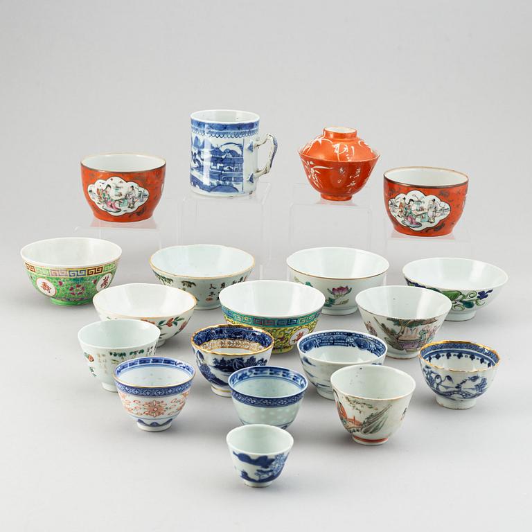 A group of 19 chinese porcelain objects, Qing dynasty and 20th century.