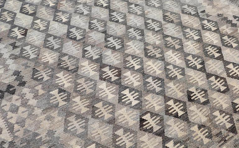 A CARPET, Kilim, ca 296 x 206 cm.