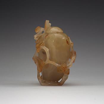 A Chinese agathe vase with cover, 20th Century.