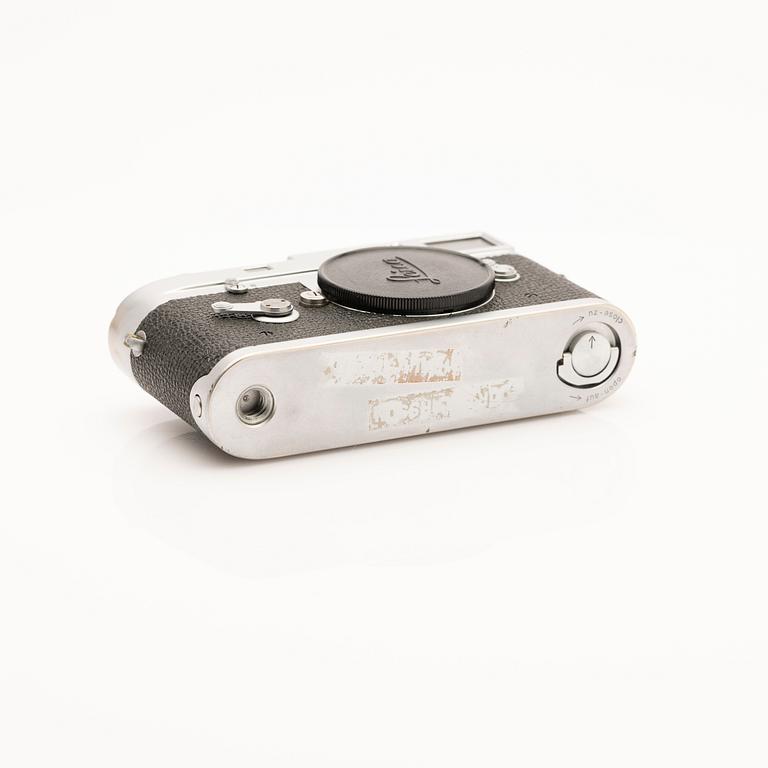 Leica M2.