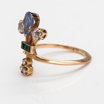 A 14K gold ring with old- and rose-cut diamonds, emeralds and a sapphire. Russia, early 20th century.