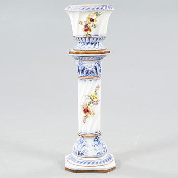 PIEDESTAL med YTTERFODER, porslin, Italien, 1900-talets andra hälft.
