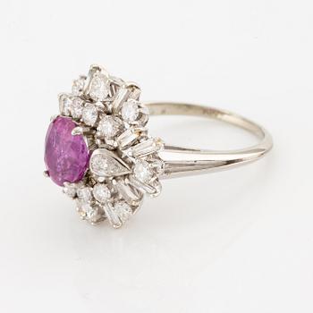 Ring 18K vitguld med en rubin samt briljant- och baguettslipade diamanter.
