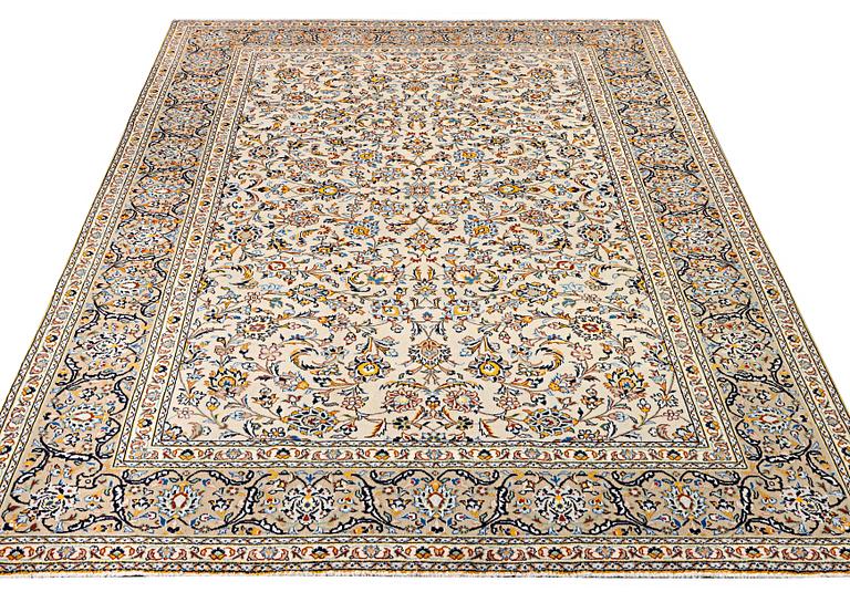 A Kashan carpet, c. 337 x 245 cm.