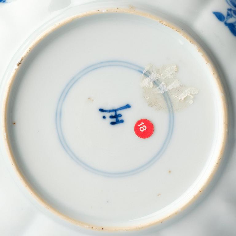 A blue and white dish, Qing dynasty, Kangxi (1662-1722).