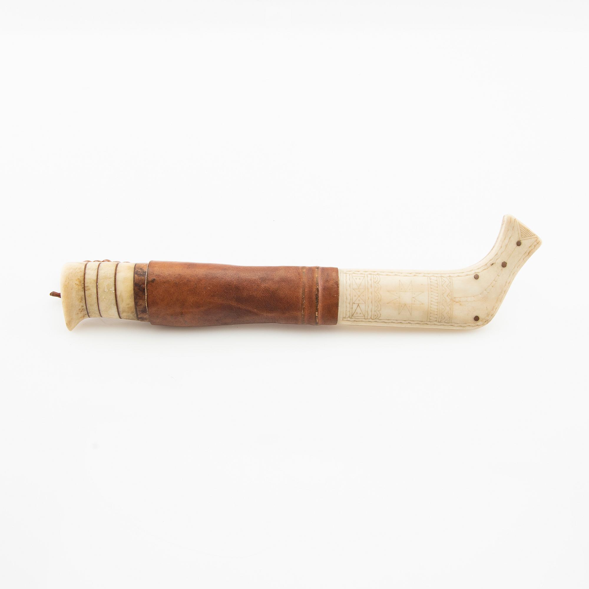 Half-horn knife, signed ET.