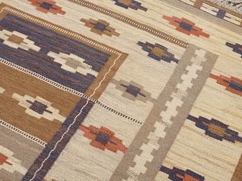 A CARPET, "Ljusa mattan", flat weave, 284,5 x 203,5 cm, signed MMF.