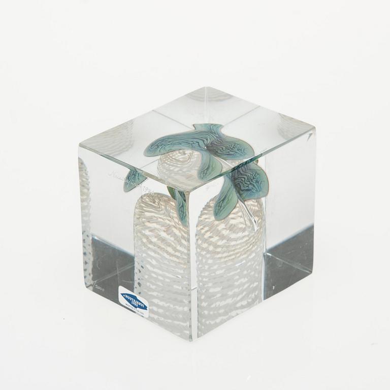 ÅRSKUB, glas, signerad Oiva Toikka, Nuutajärvi 1986, 568/2000.