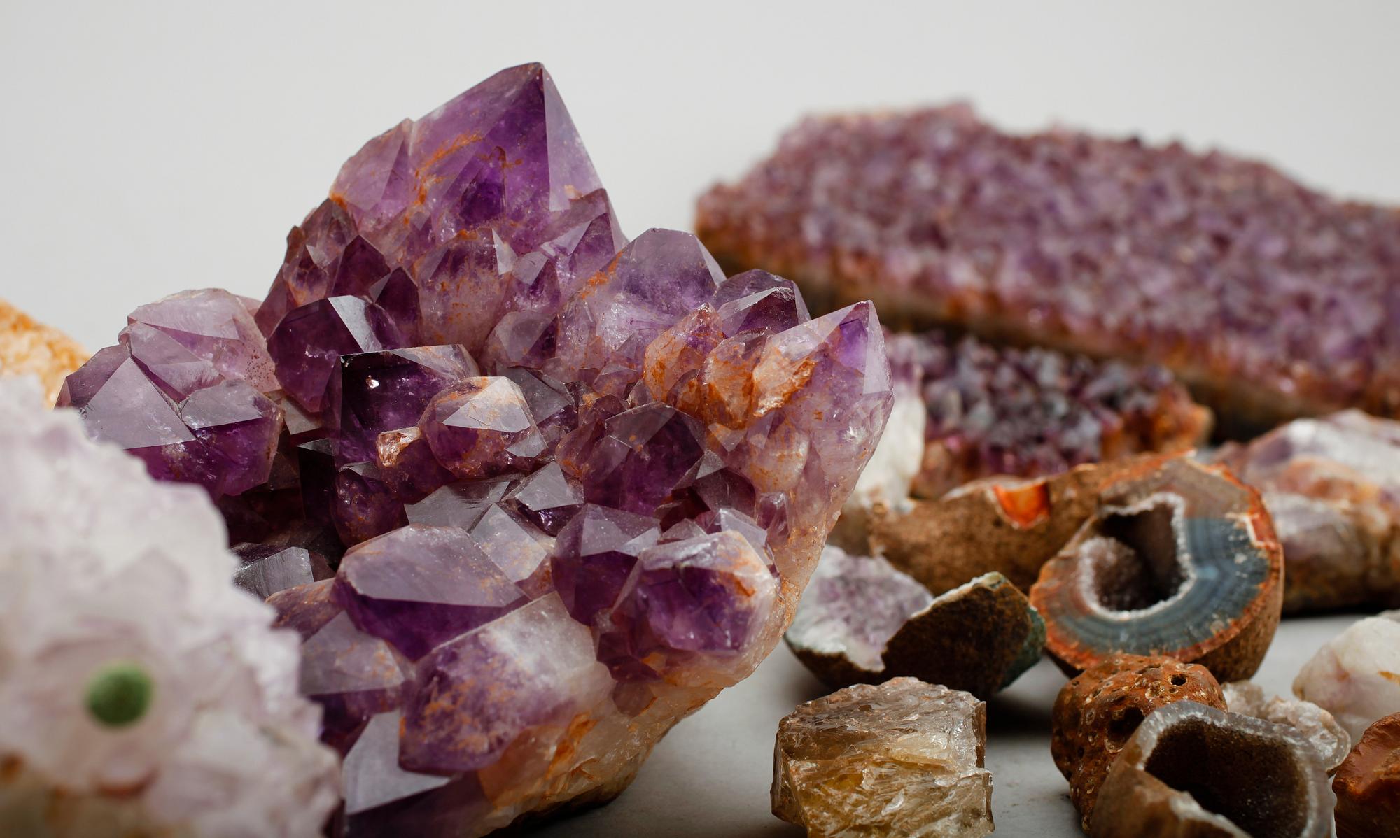 SAMLING, stenar bla råametister.