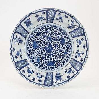 A Chinese blue and white Kangxi-style dish, 19th century.