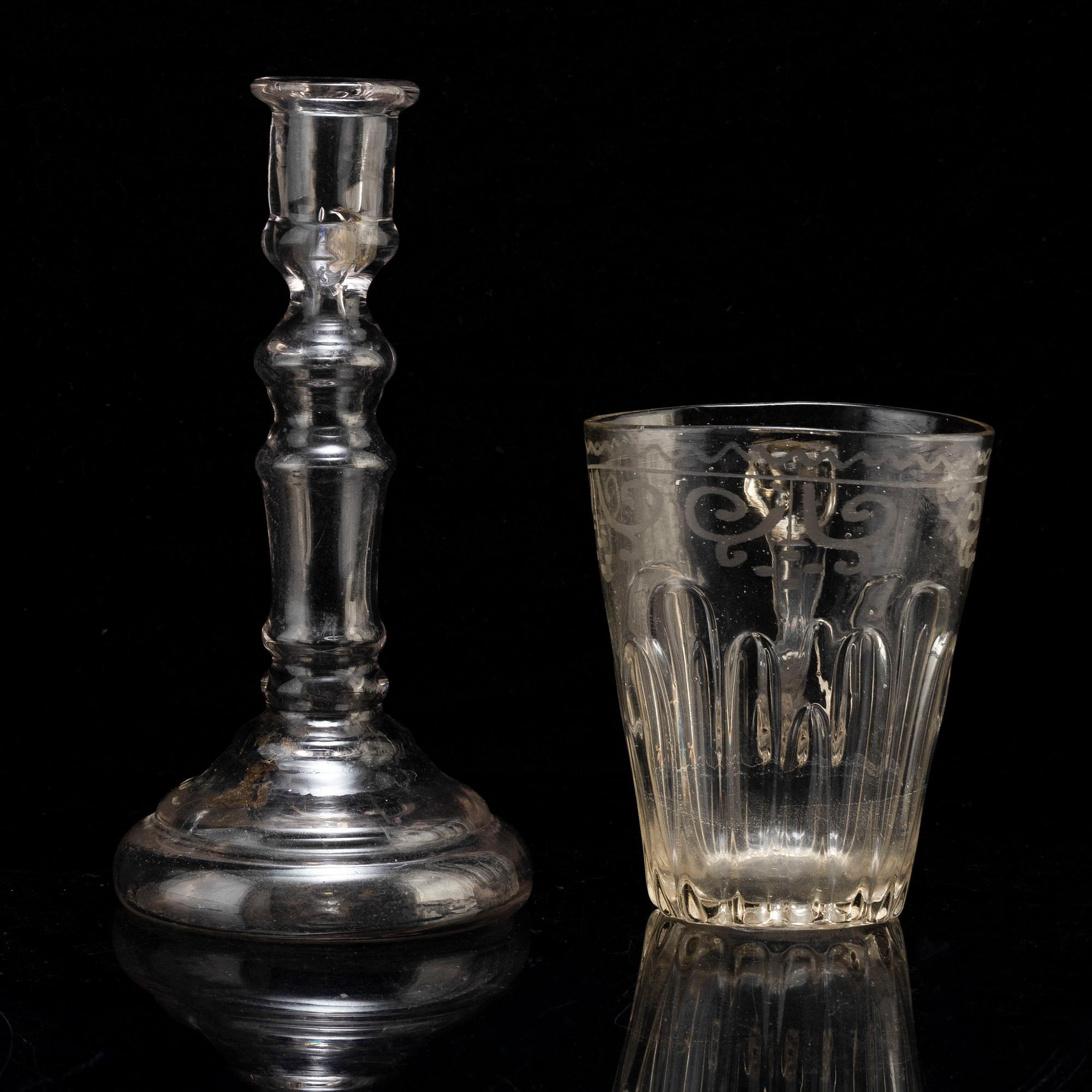 MUGG samt LJUSSTAKE, glas, 17/1800-tal.