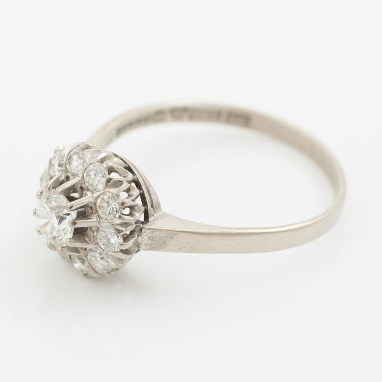 Ring 18K white gold set with round brilliant-cut diamonds.