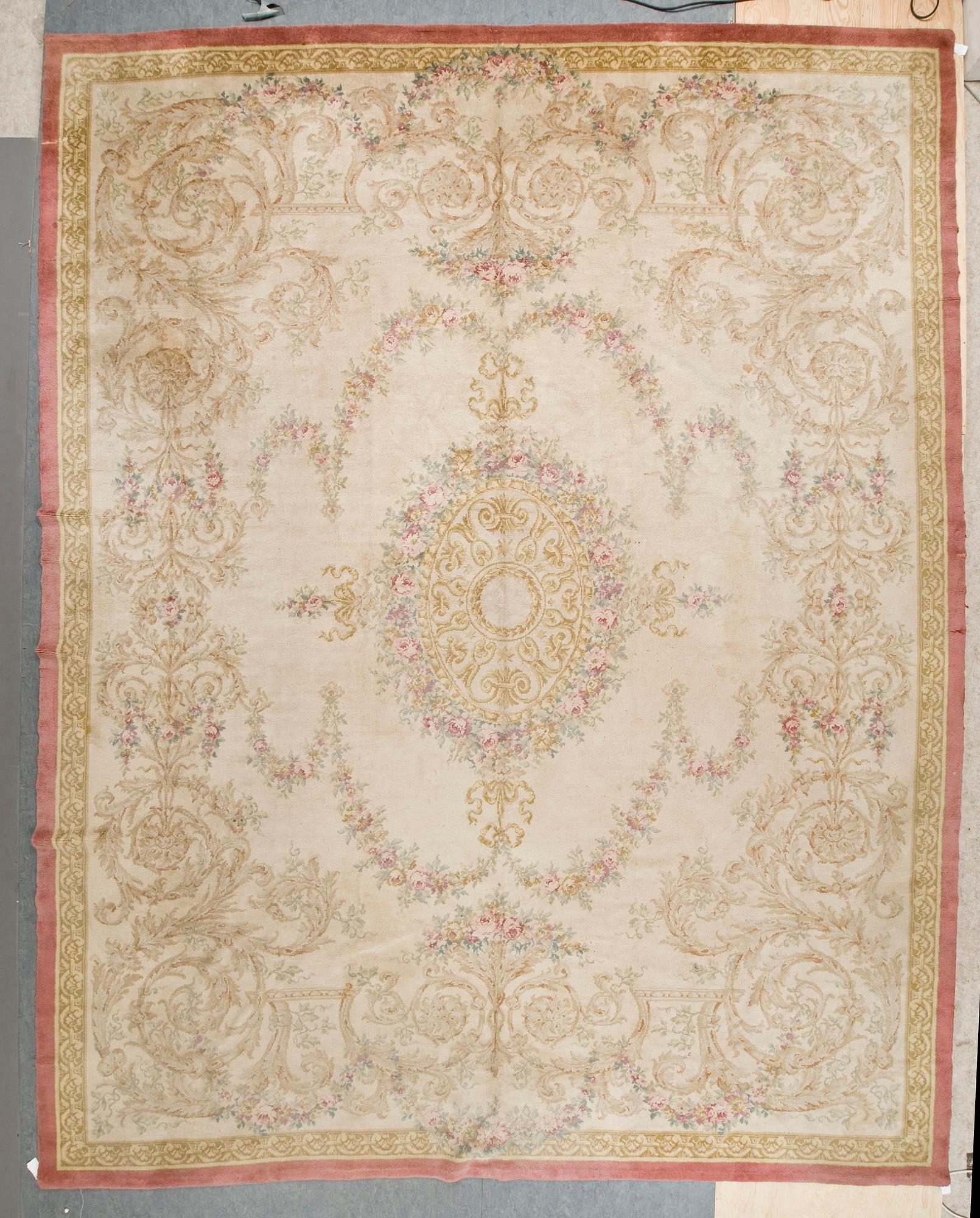 MATTA, savonnerieteknik. 493,5x395 cm. Europa 1900-talets förra hälft.