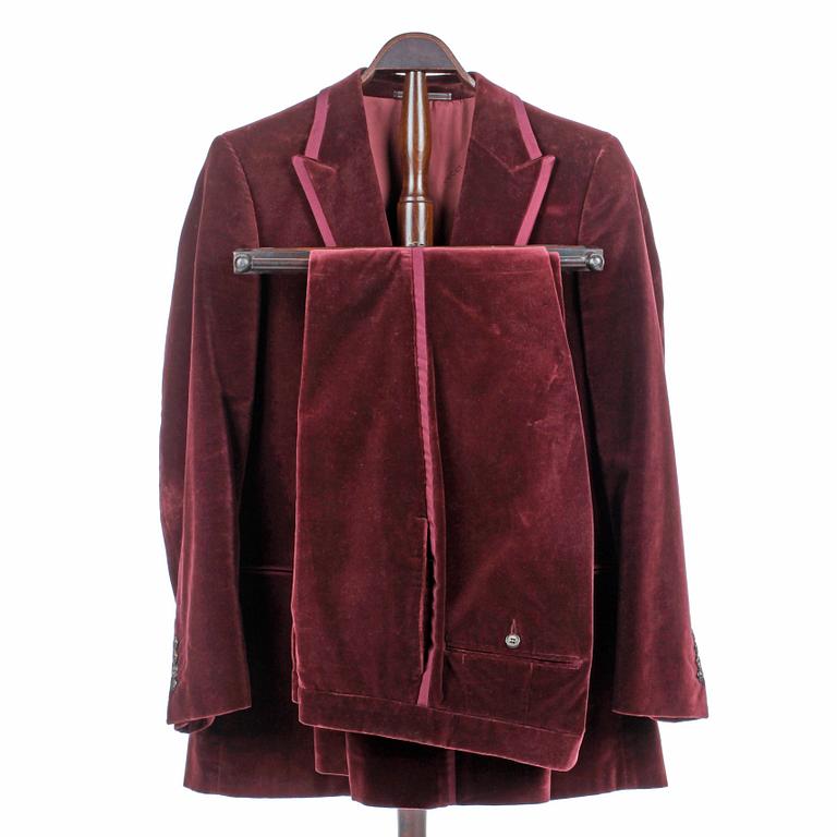 GUCCI, a burgundy velvet men's dinner jacket and pants, size 50.