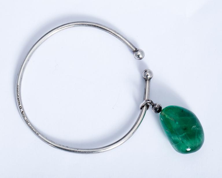 ARMRING, sterlingsilver med grön sten, Birger Haglund, Stockholm, 1955. Totalvikt ca 30 g.