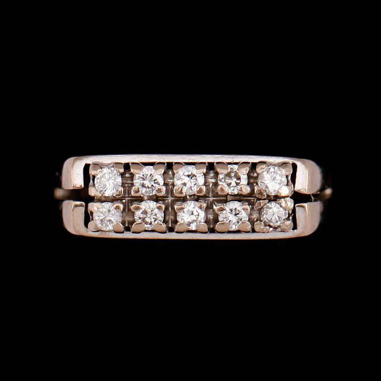 RING, 18 k vitguld med 10 mindre briljantslipade diamanter. Total vikt ca 5 gram.