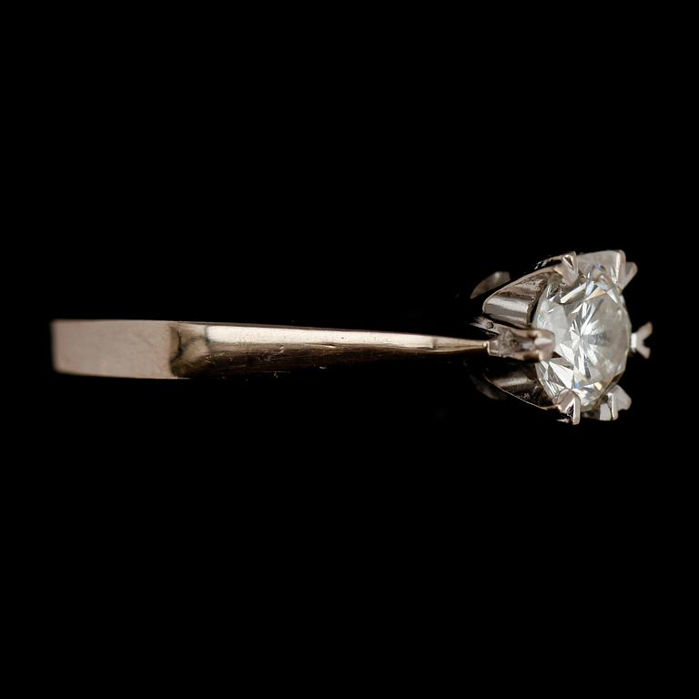 RING, 18 k vitguld, solitär briljanslipad diamant 0,64 ct enl gravyr.