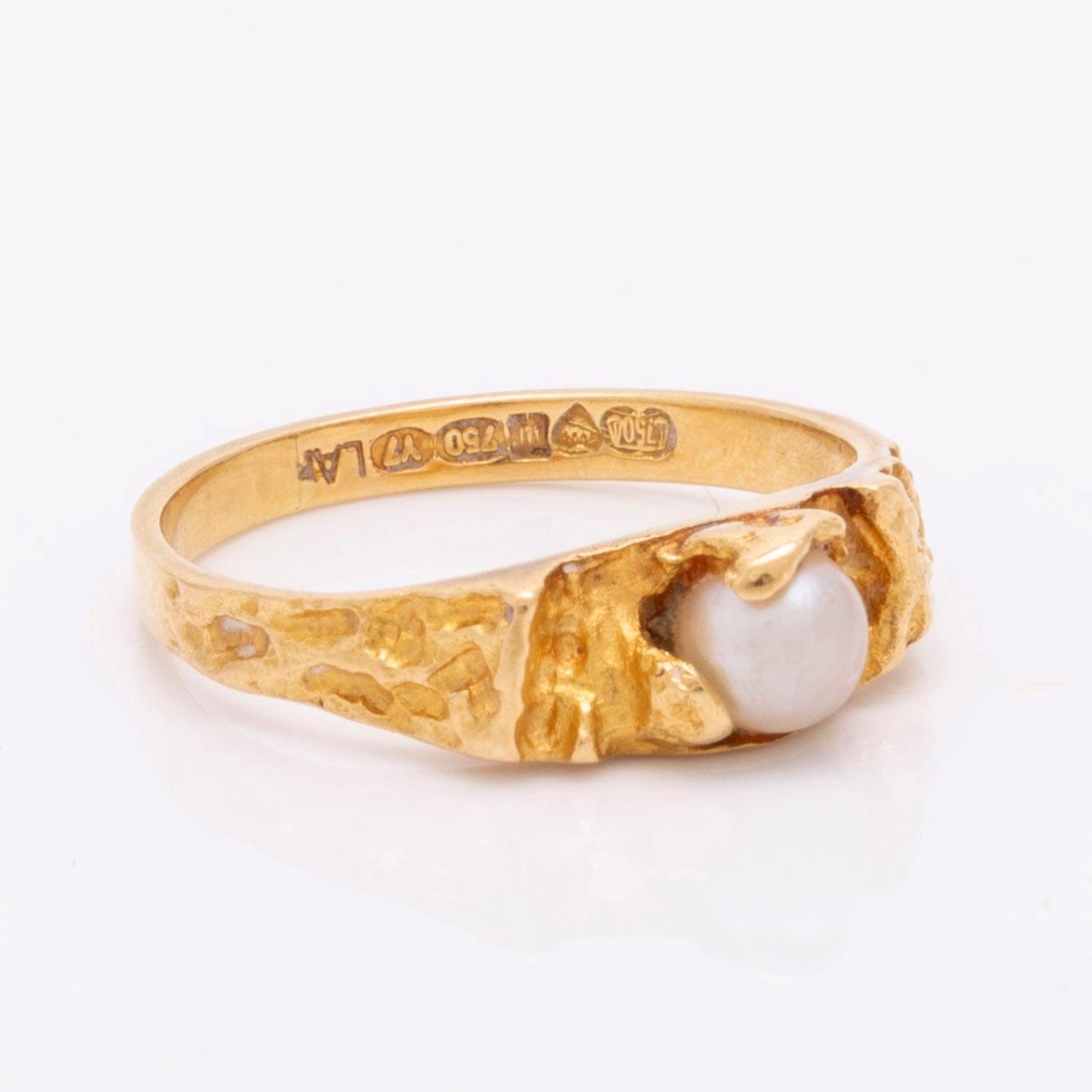 Lapponia ring 18K gold with 1 cultured pearl approx 4 mm, Finland 1976.