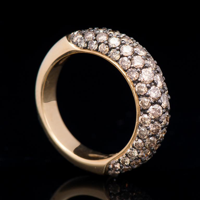 A RING, brilliant cut brown diamonds, 18K gold.