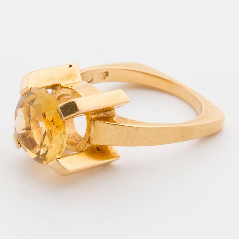 RING, 18K guld med citrin, 1965.