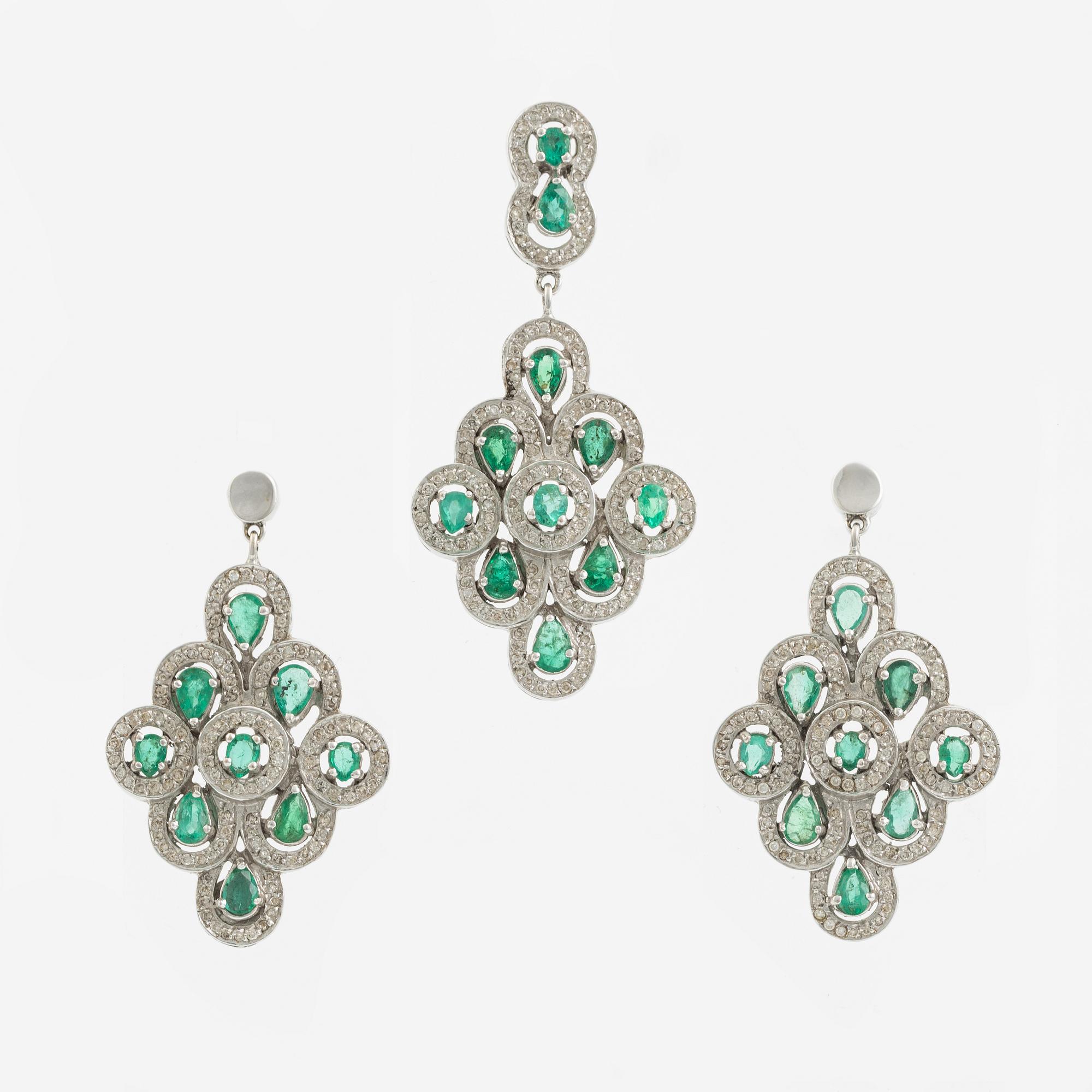 Örhängen, ett par och ett hänge vitguld med smaragder och briljantslipade diamanter.
