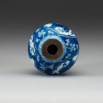 VAS, porslin. Qing dynastin, Kangxi (1662-1722).