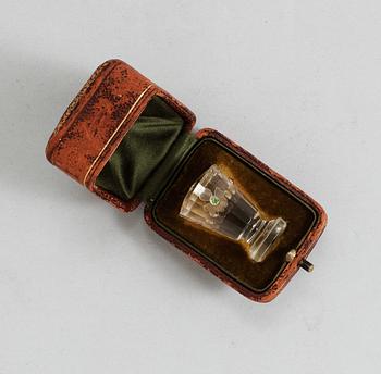 SIGILL, skuren bergkristall med i guld infattade blå safirer, rubiner och troligen tsavorit. Sekelskifte 1900.