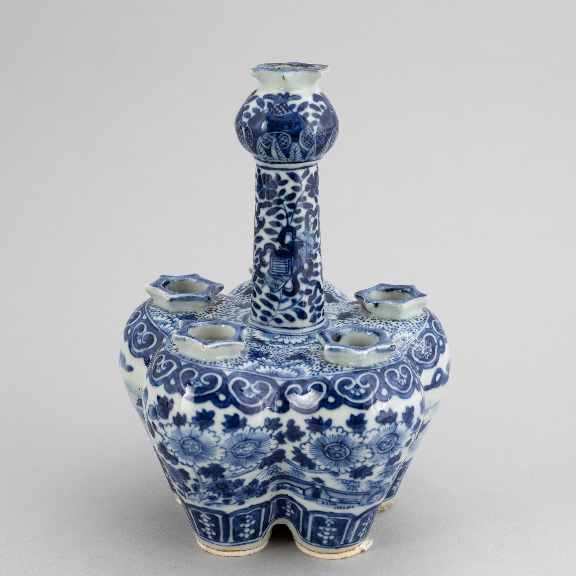 A blue and white tulip vase, Qing dynasty, 19th Century.