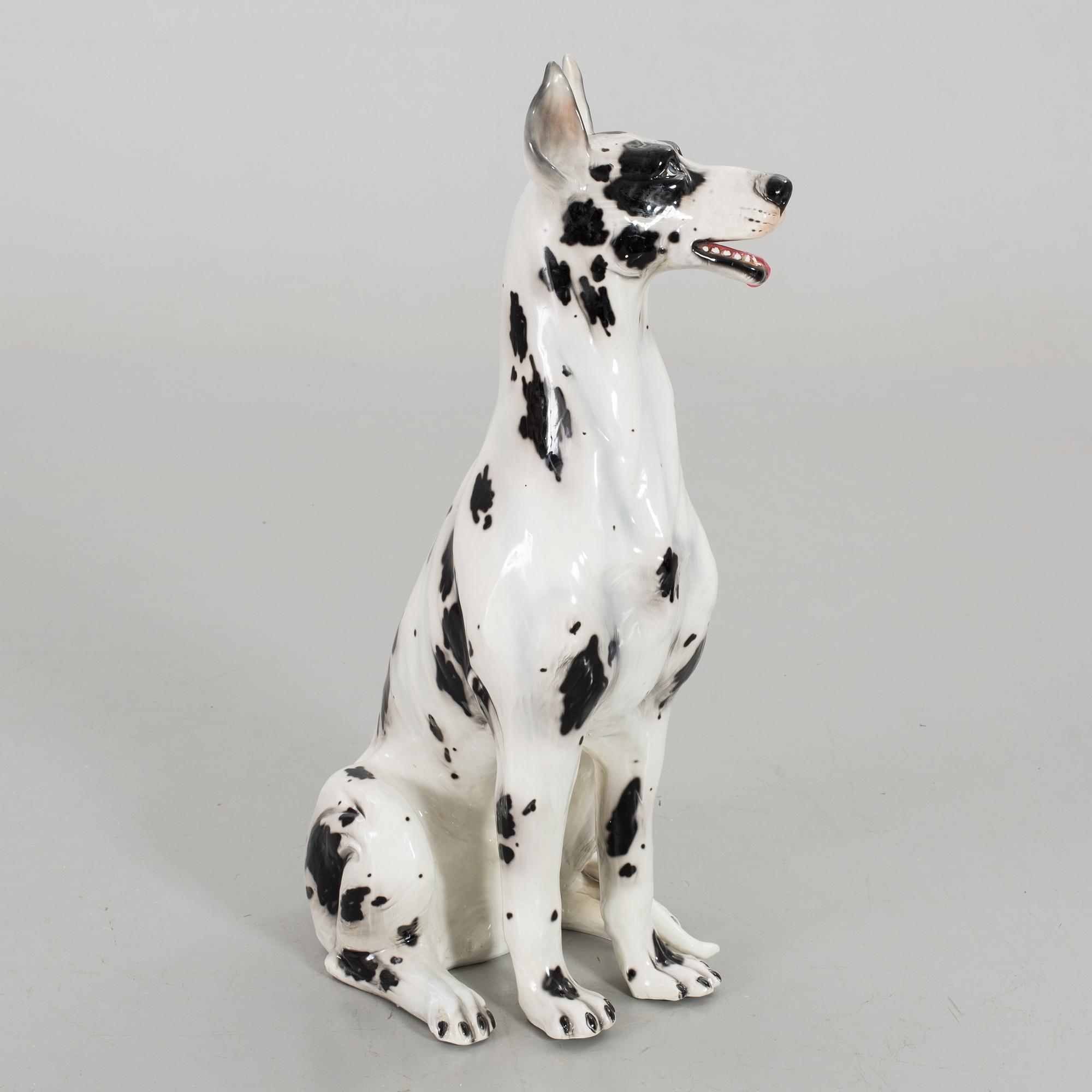 A FIGURIN DOG FROM THE SECOND HALF OF 20TH CENTURY.