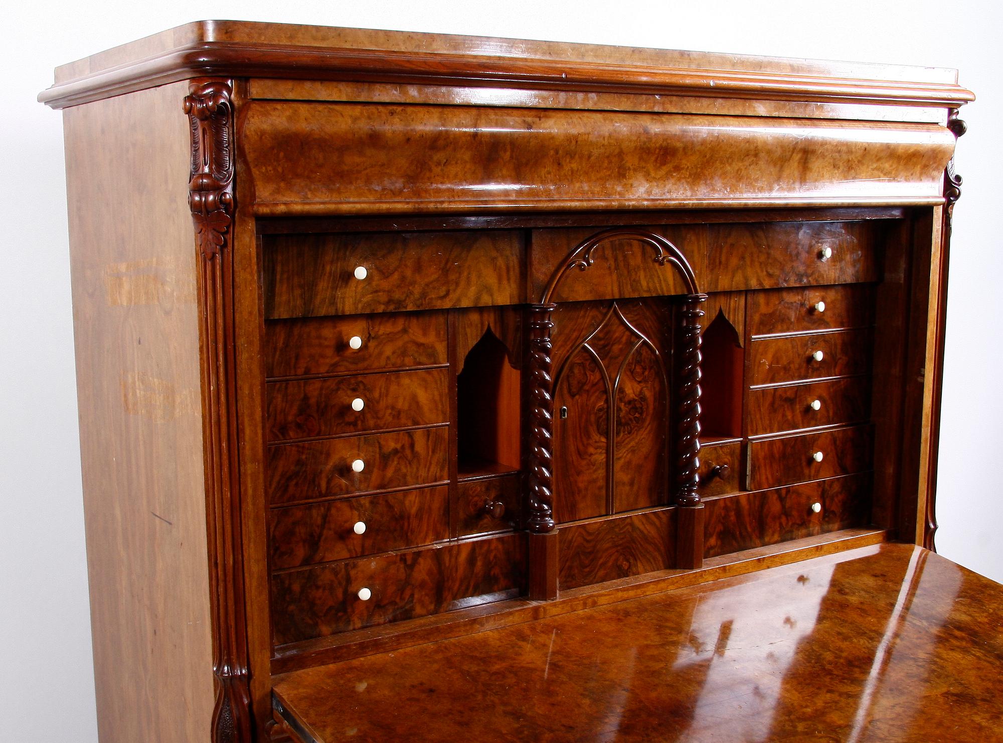 CHIFFONJE. Nyrenässans, 1800-talets senare hälft.