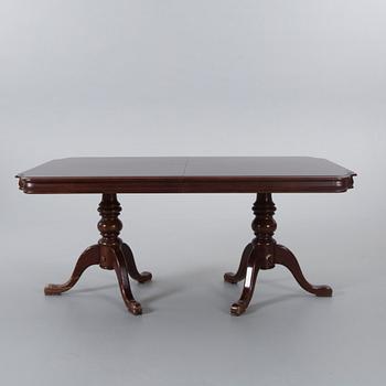 A SET OF 7 ROKOKO-STYLE DINING CHAIRS AND A TABLE, 20th century.