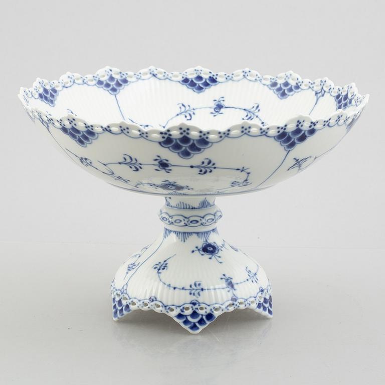 A 'Blue Fluted Full Lace' / 'Musselmalet porcelain centerpiece bowl, Royal Copenhagen, model 1022, 1969-78.