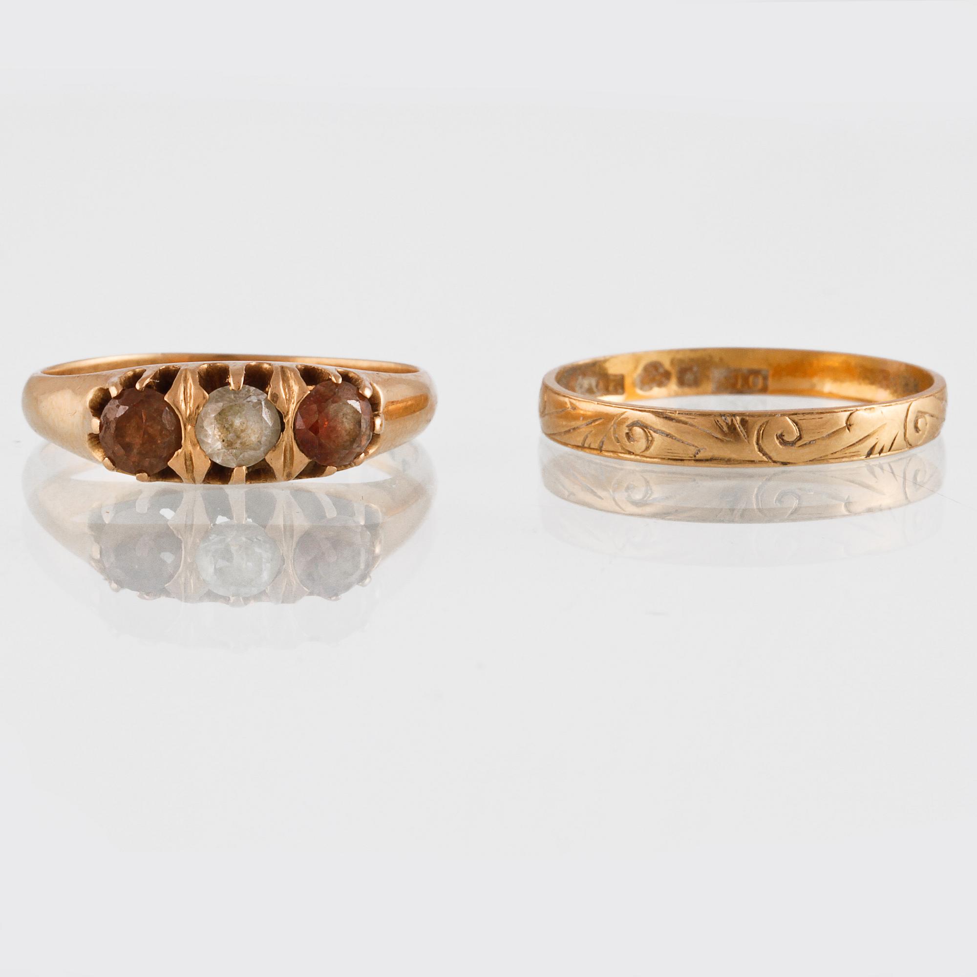 RINGAR, 2 st, 18 samt 20K guld med 3 fasettslipade stenar, svenska stämplar. Vikt 5,6 gram.